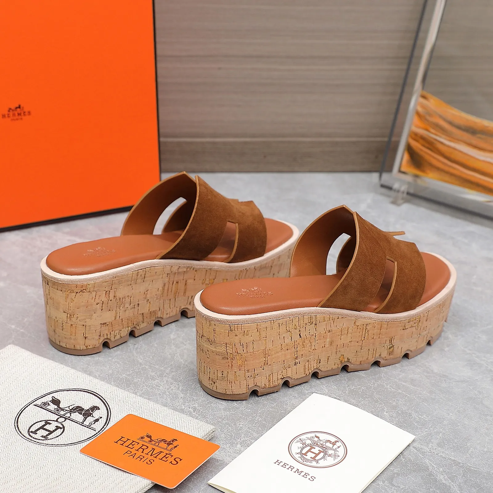 👟👟Ex-factory price 560👟👟 💥2024💥Hermès will continue the classic in 2022 Hermès Wood Grain Wedge H Slippers Hermès’ wedge sandals are the simplest, most durable and elegant I have ever seen! ! ! You can hold any style, the height of the 6cm wedge heel is easy to control, and the colors are all matching. The upper and the feet have her unique style, be sure to buy this one, it is truly classic, easy to wear and look good! Fabric: Imported cowhide, sheepskin lining, sheepskin feet, Italian original leather outsole welt, log water pine wrapped water table, rubber non-slip original outsole Color: 11 colors Code number: 35-40 Full set of original packaging